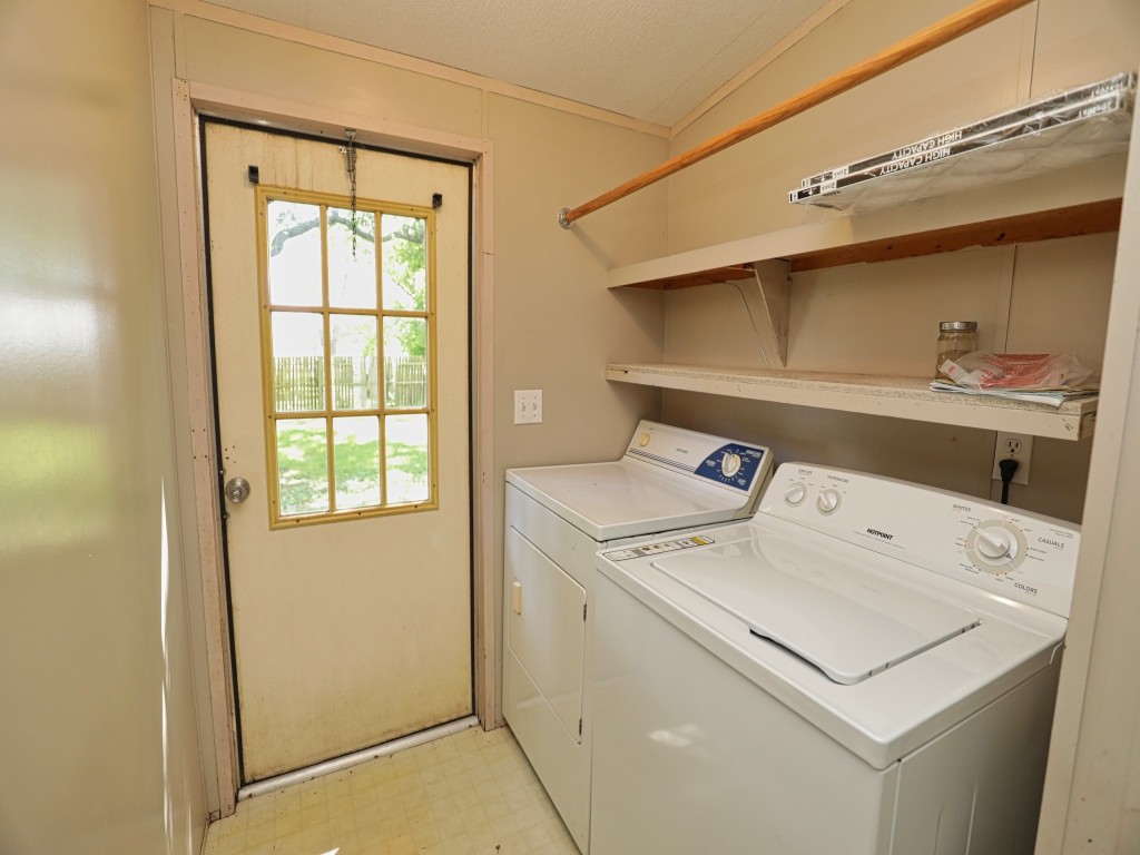 210 Floyd Street Boling, TX 77420 - Photo 19 of 29 a utility room with dryer and washer
