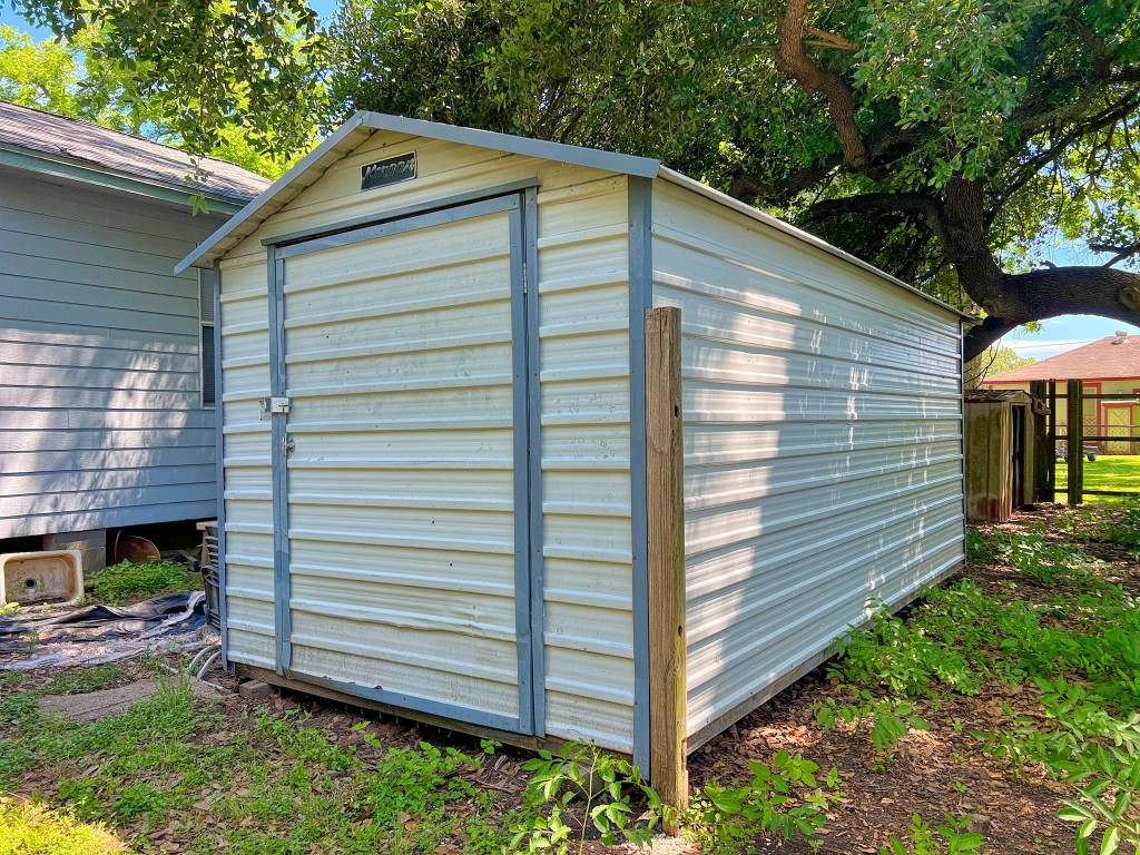210 Floyd Street Boling, TX 77420 - Photo 10 of 29 a view of a small house and a yard