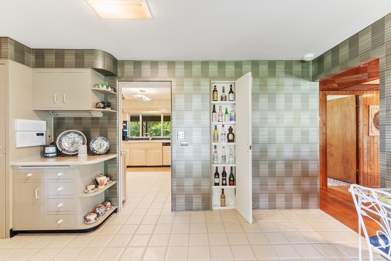 126 Brinker Road Barrington Hills, IL 60010 - Photo 6 of 31 a bathroom with a bathtub and a shower