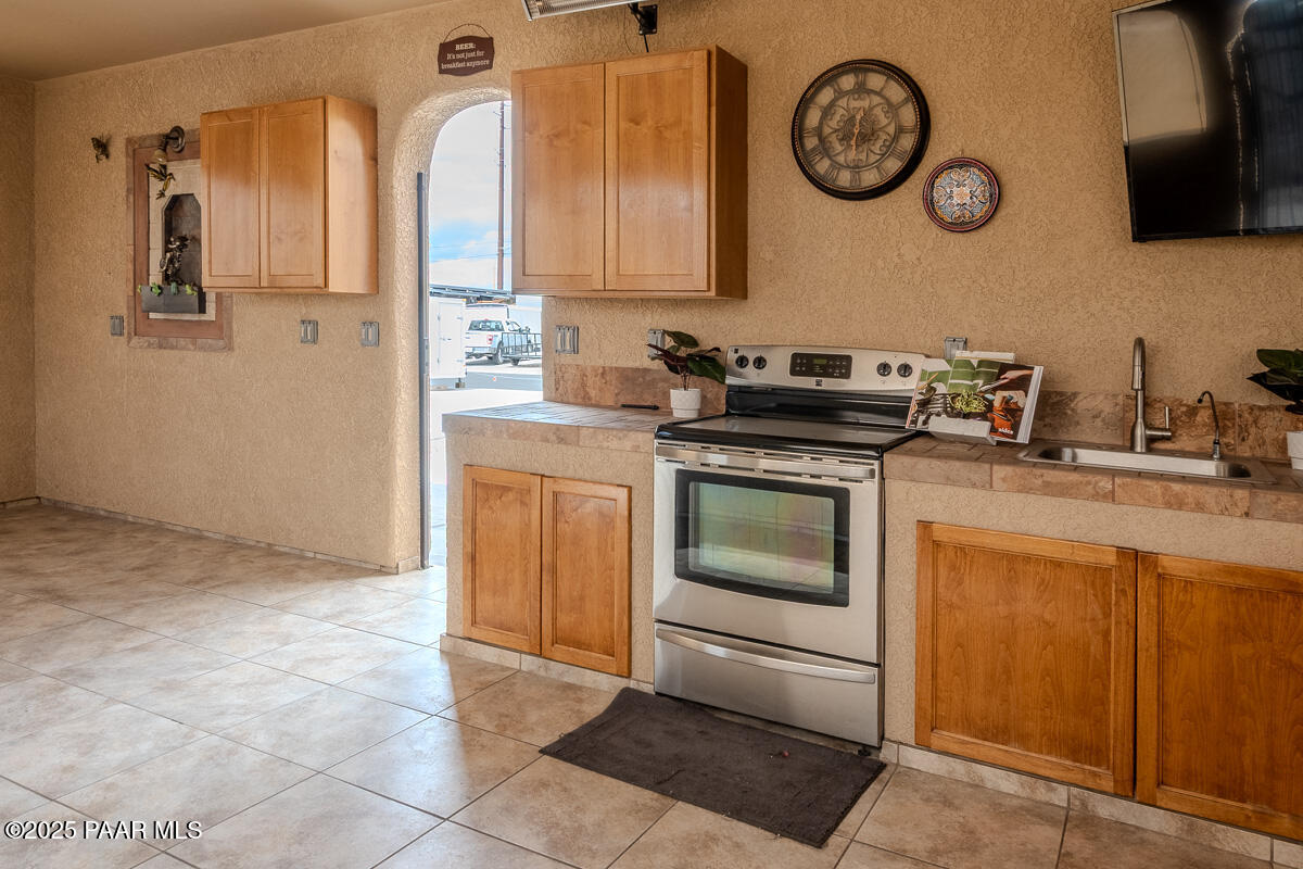 1905 Victoria Farms Road Lake Havasu City, AZ 86404 - Photo 7 of 22 a kitchen with a stove and a clock