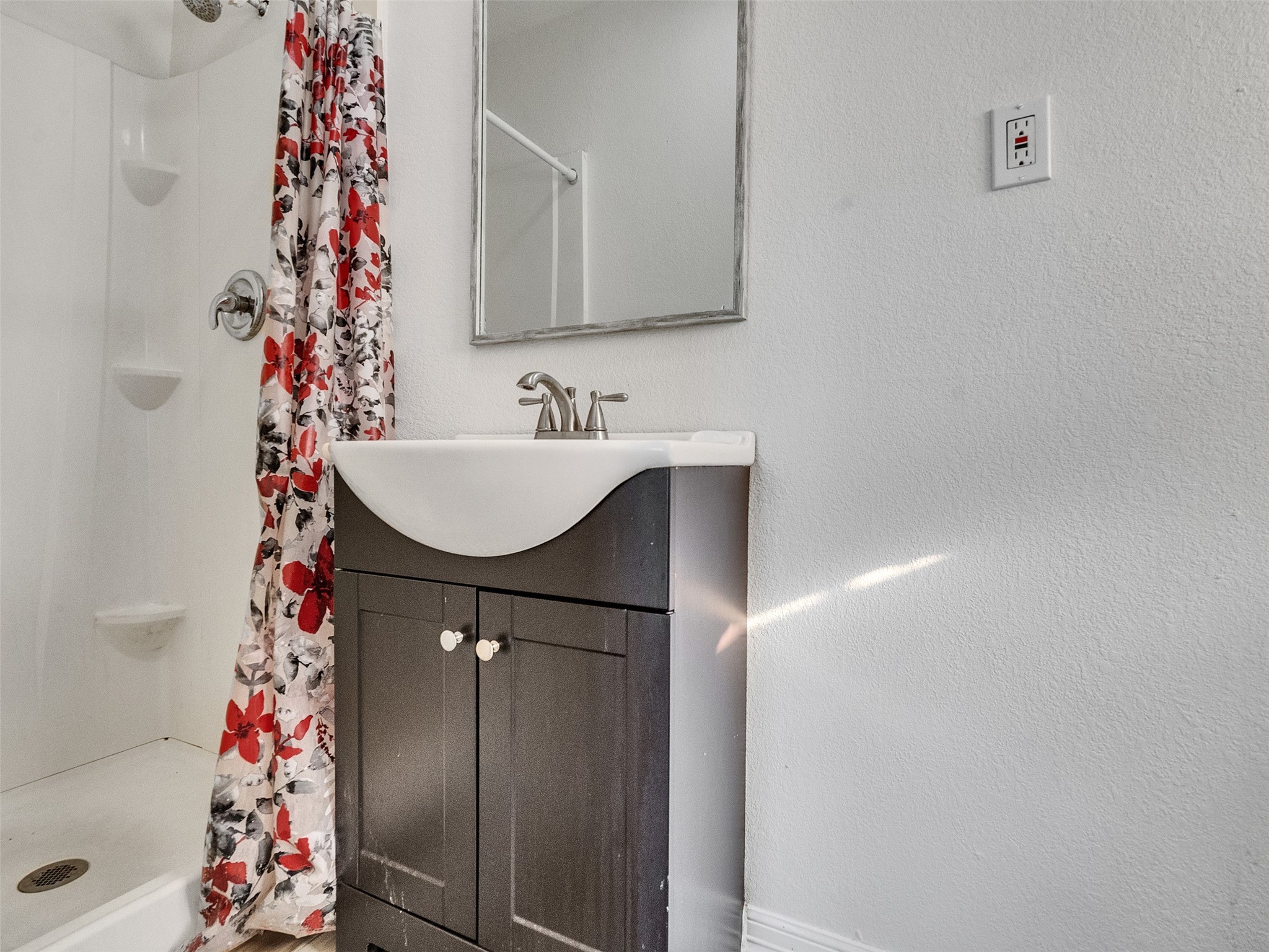 667 Edgebrook Drive Houston, TX 77034 - Photo 13 of 17 3rd Bathroom