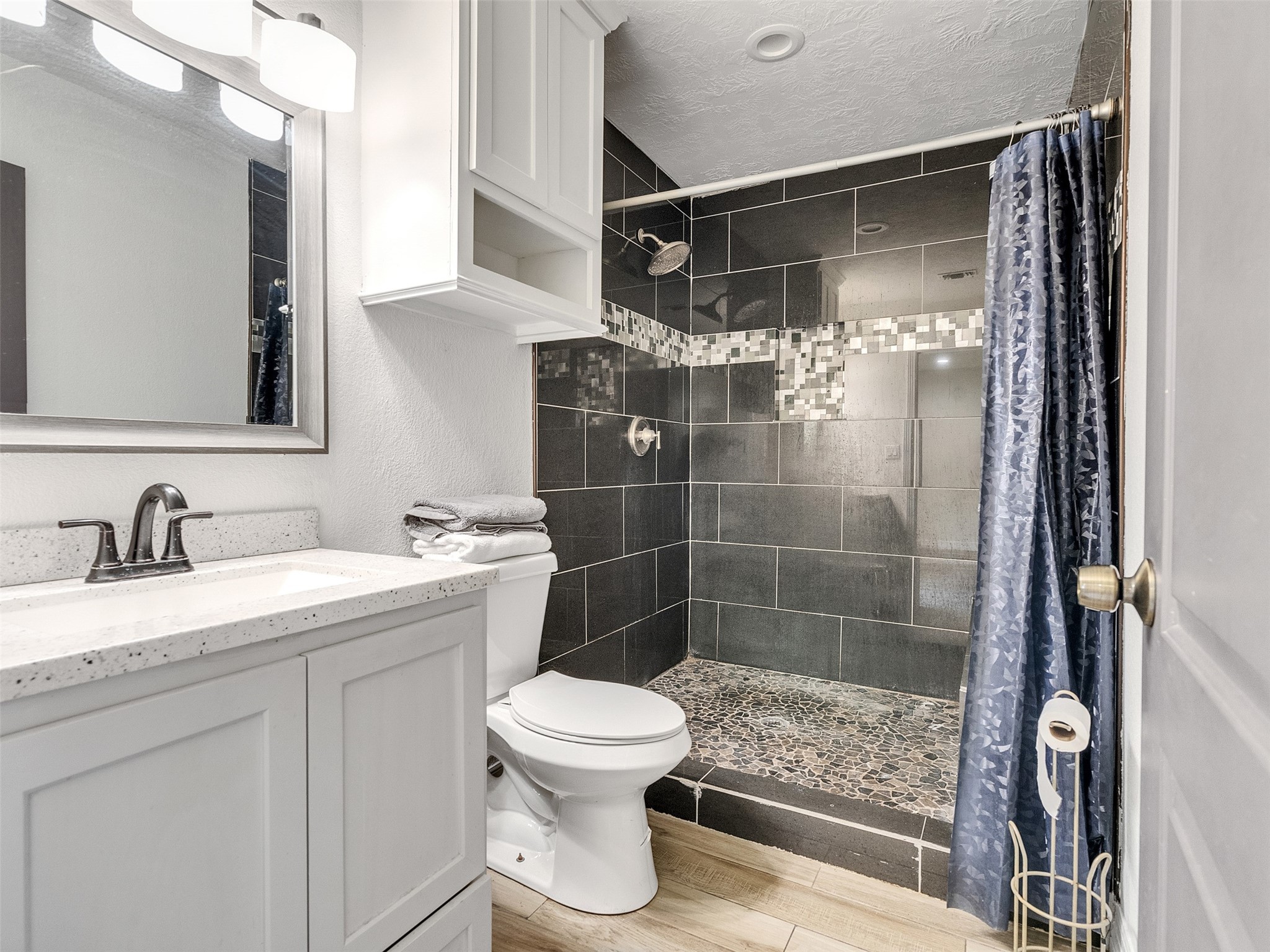 667 Edgebrook Drive Houston, TX 77034 - Photo 7 of 17 Primary Bathroom