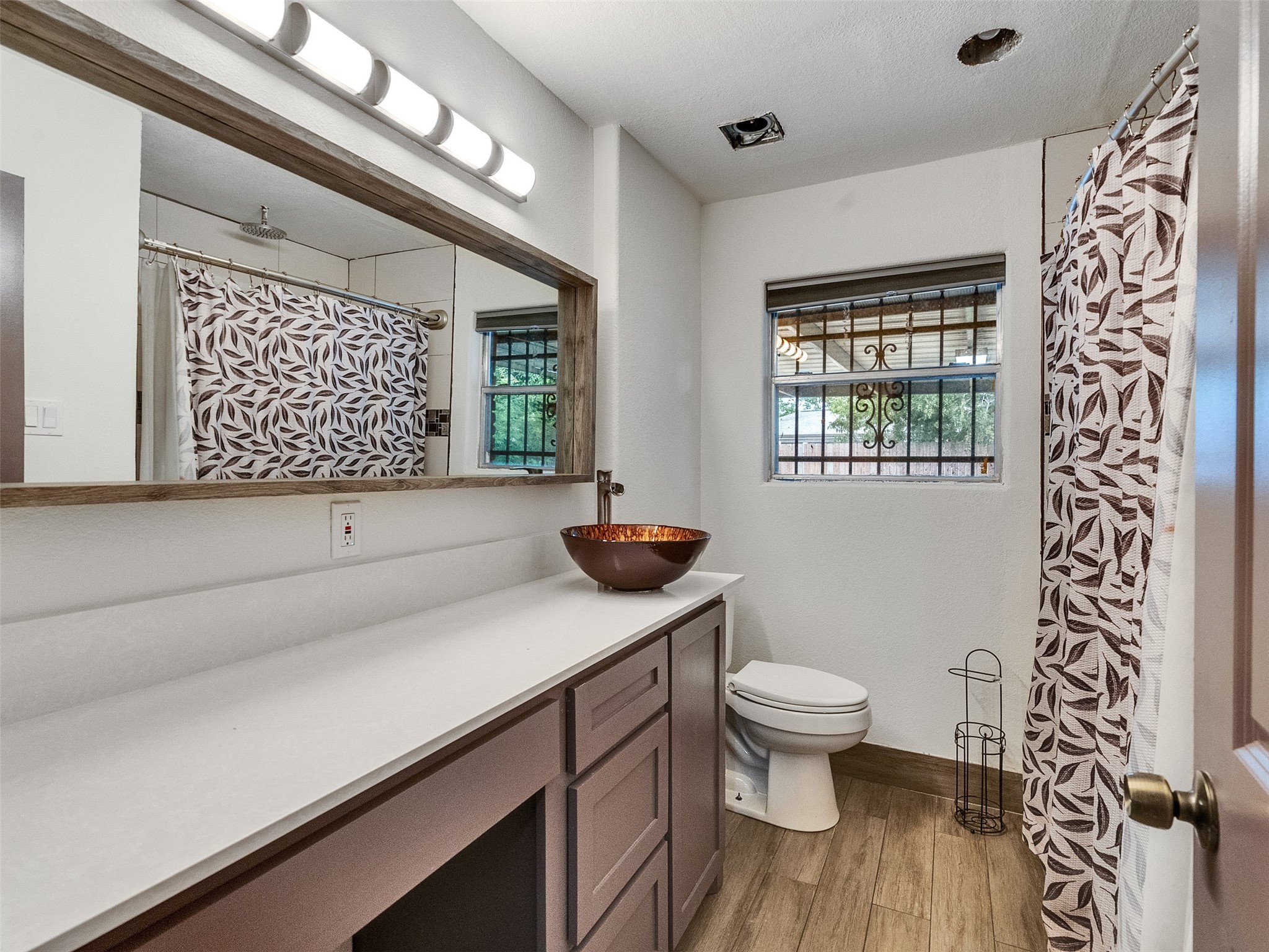 667 Edgebrook Drive Houston, TX 77034 - Photo 9 of 17 2nd Bathroom