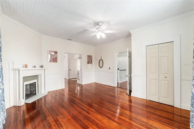 a view of a chair in the back yard of the house