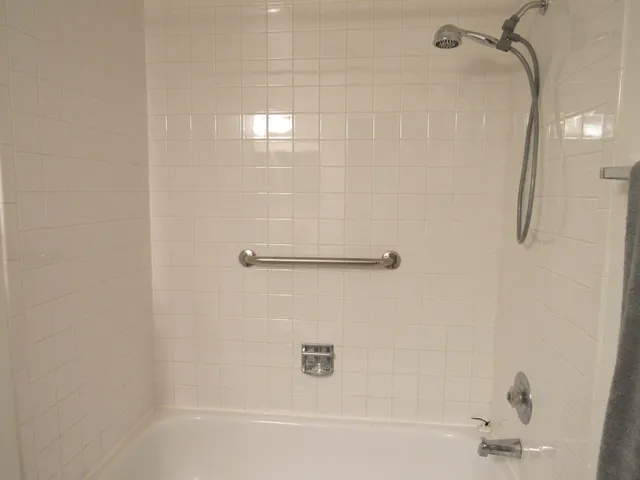 $2,100 | 28 Ashburn Court, Unit Z1, Schaumburg, IL 60193