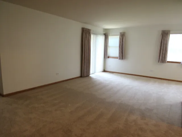 $2,100 | 28 Ashburn Court, Unit Z1, Schaumburg, IL 60193