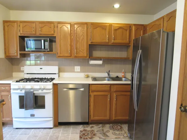 $2,100 | 28 Ashburn Court, Unit Z1, Schaumburg, IL 60193