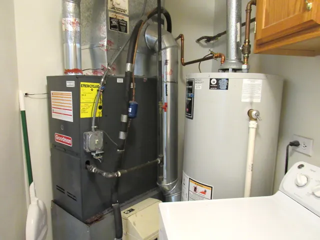 $2,100 | 28 Ashburn Court, Unit Z1, Schaumburg, IL 60193