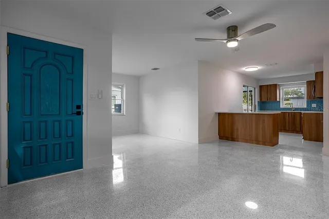 $2,100 | 829 89th Avenue North, St. Petersburg, FL 33702