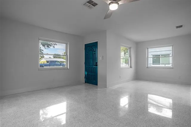 $2,100 | 829 89th Avenue North, St. Petersburg, FL 33702