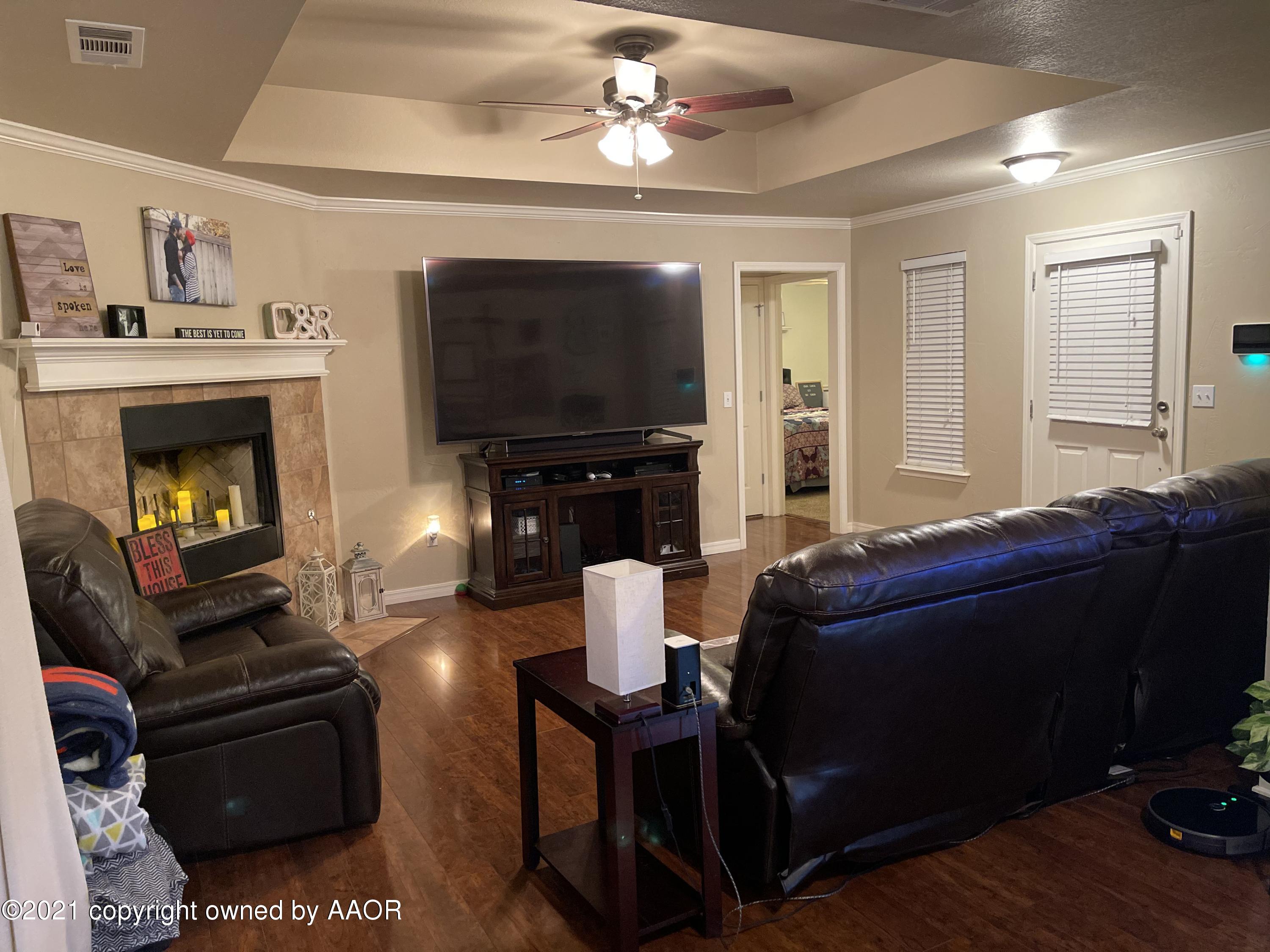 4209 Scotty Drive Amarillo, TX 79110 - Photo 2 of 10 Living room