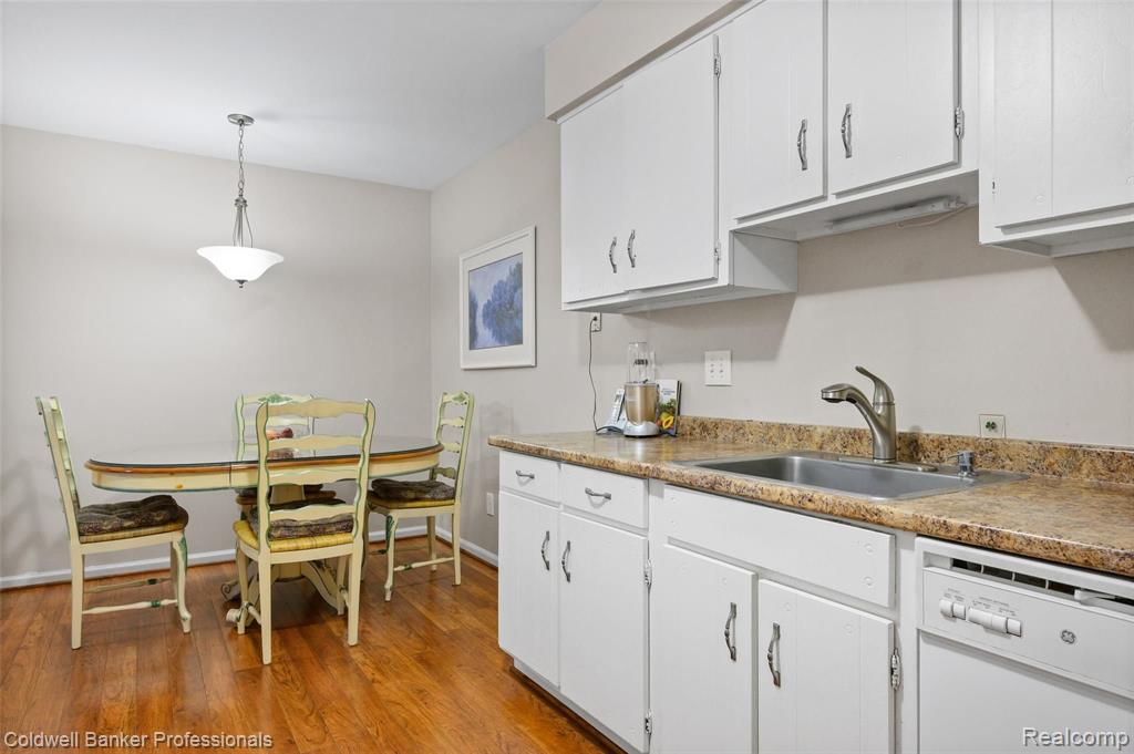 525 East University Drive, Unit 1002 Rochester, MI 48307 - Photo 3 of 12