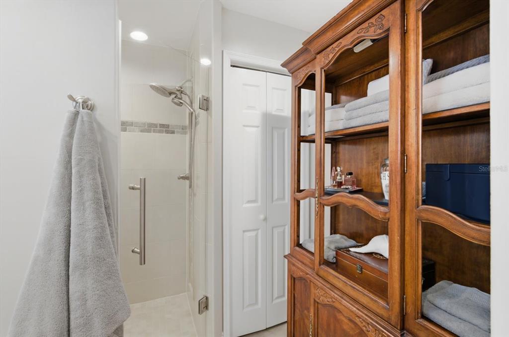 846 Birdie Way Apollo Beach, FL 33572 - Photo 18 of 31 a view of walk in closet