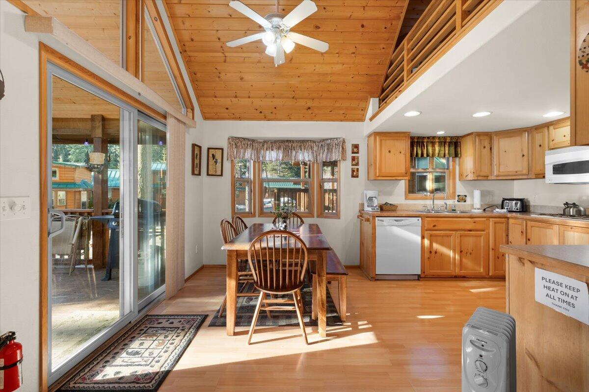 7900 Hyatt Prairie Road, Unit 25 Ashland, OR 97520 - Photo 6 of 20 Dining Room and Kitchen