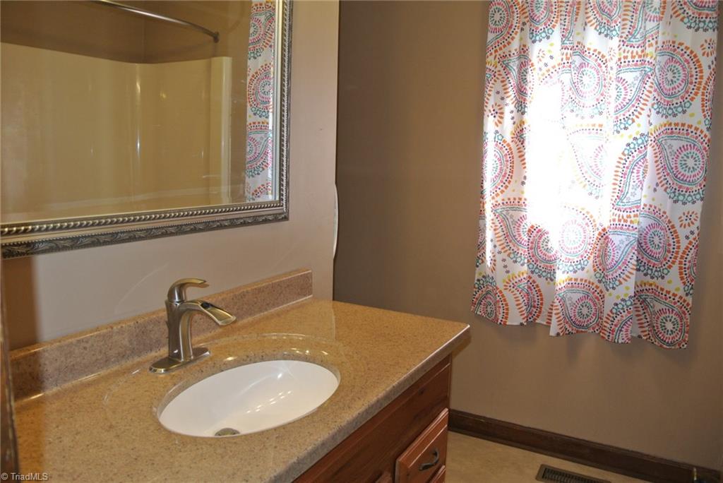 186 Hunters Ridge Road Winston-Salem, NC 27103 - Photo 15 of 30 Gallery Image 15