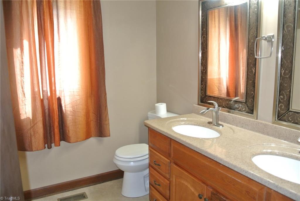 186 Hunters Ridge Road Winston-Salem, NC 27103 - Photo 17 of 30 Gallery Image 17