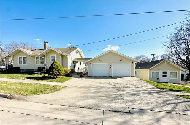 $245,000 | 406 South Mulberry Street, Maryville, MO 64468