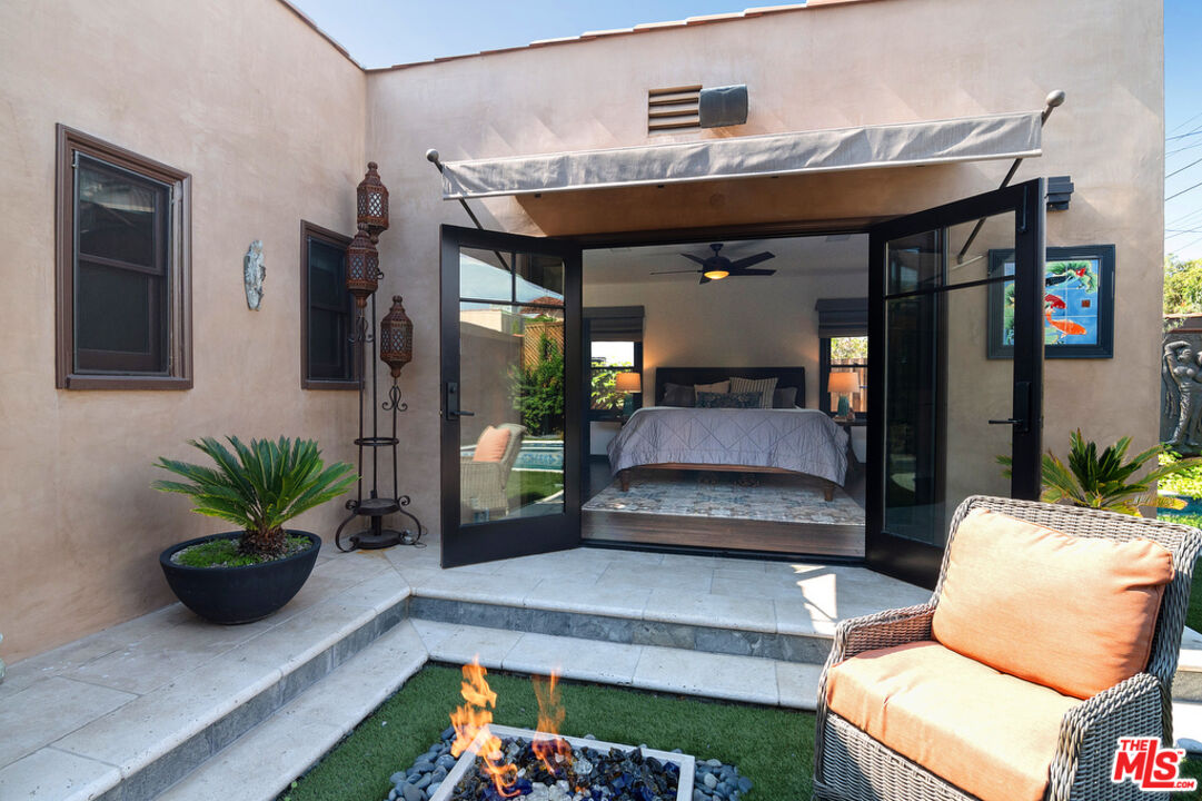 6331 Drexel Avenue Los Angeles, CA 90048 - Photo 25 of 37 a living room with furniture and a potted plant