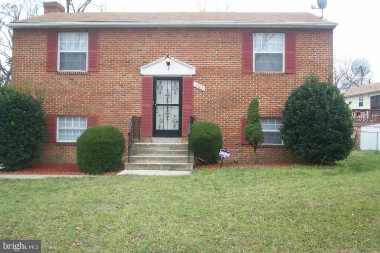 a view of a house with a yard and plants