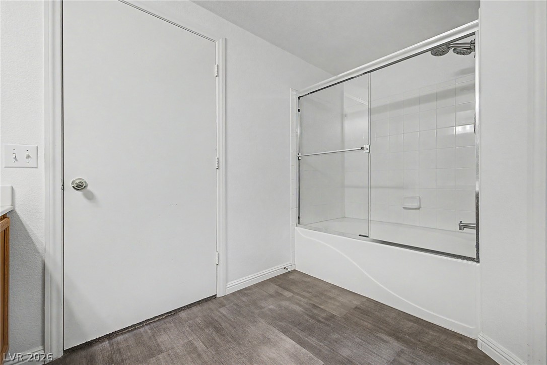 2153 Quarry Ridge Street, Unit 103 Las Vegas, NV 89117 - Photo 22 of 42 A well-maintained bathroom with a spacious tub and shower combination.