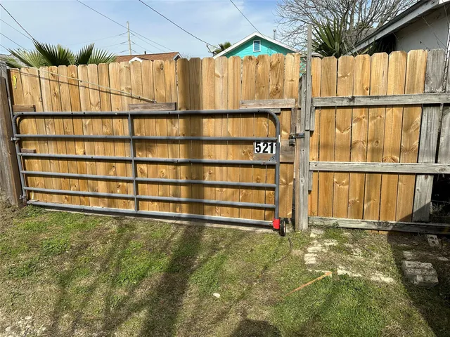 $1,650 | 5211 Avenue Q, Galveston, TX 77551