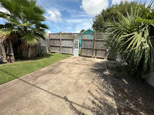 $1,650 | 5211 Avenue Q, Galveston, TX 77551