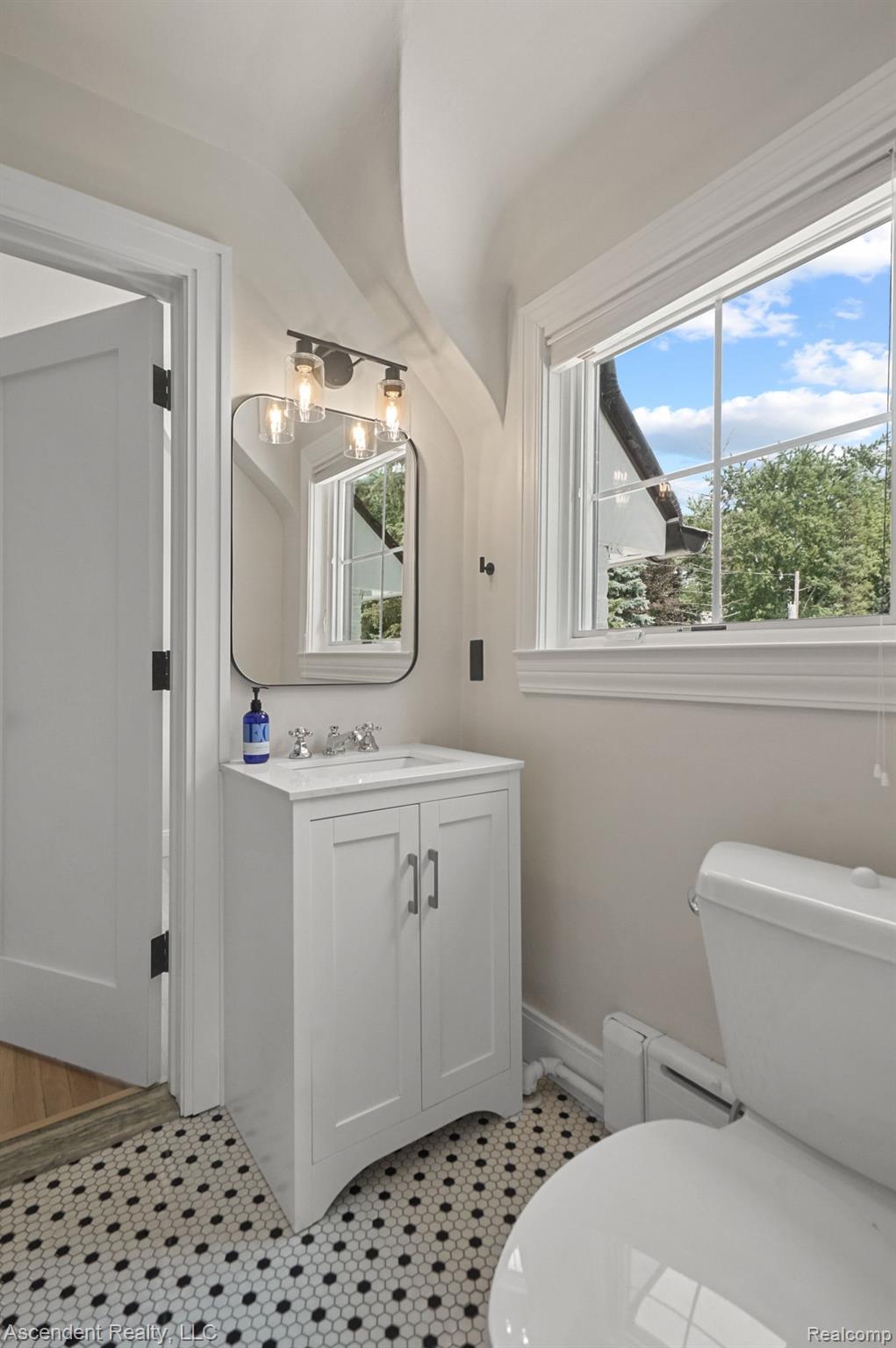 2664 Amberly Road Bloomfield Hills, MI 48301 - Photo 24 of 44 Shared bathroom between bedroom 2 and 3