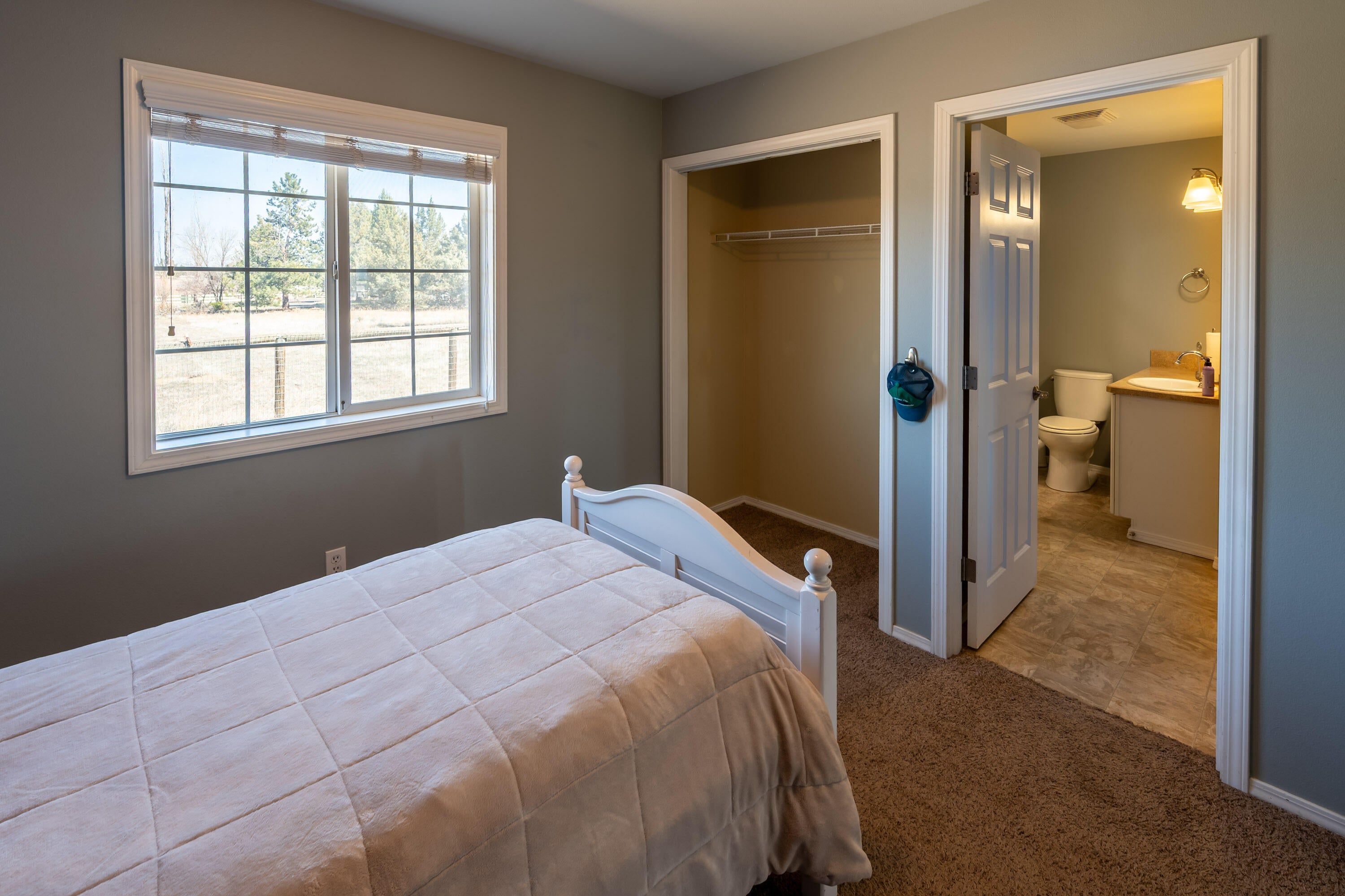 22540 Rickard Road Bend, OR 97702 - Photo 26 of 79 TPark_6408_041425-HDR