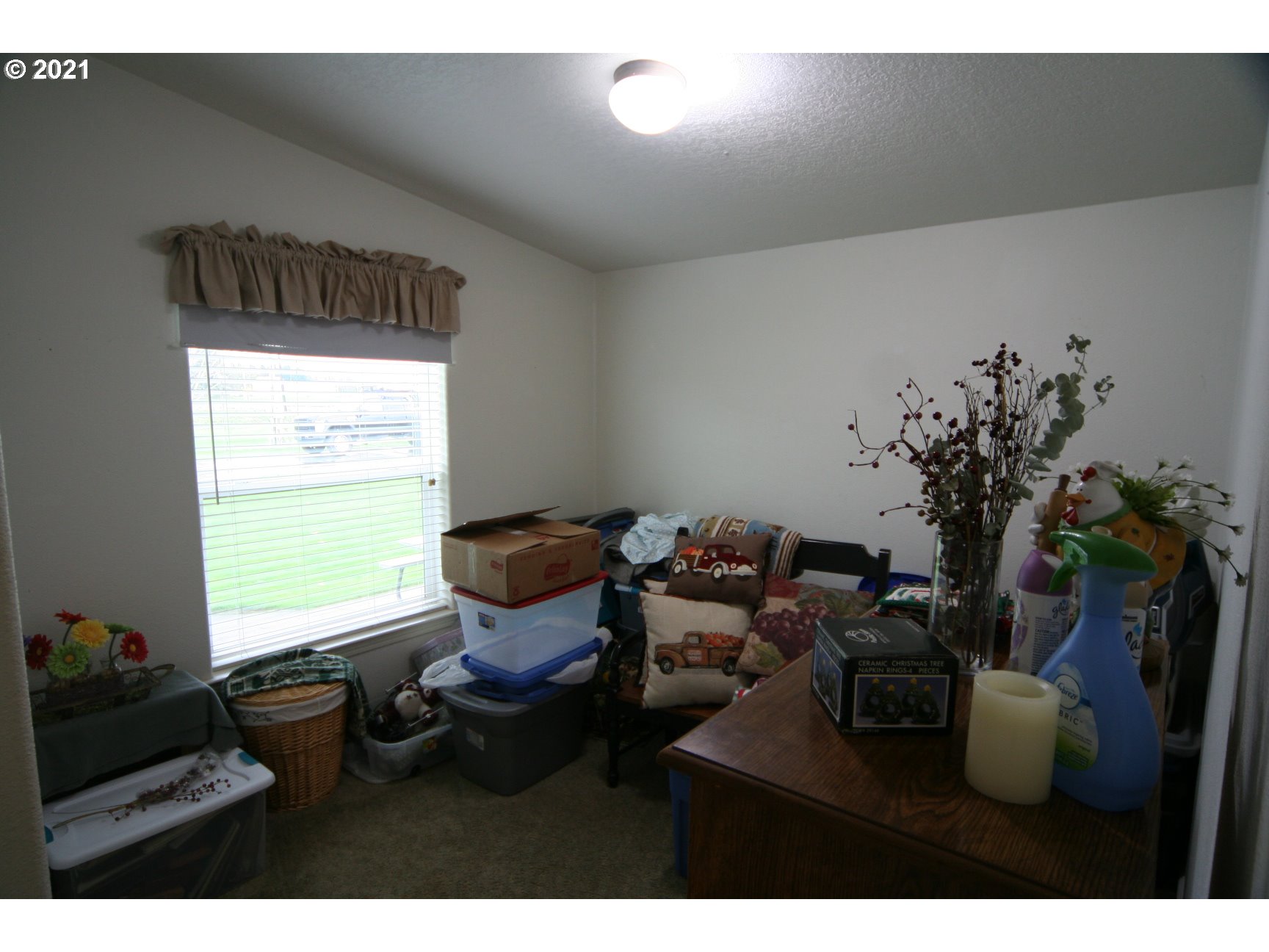 16775 Southeast Fairview Road Dayton, OR 97114 - Photo 18 of 24 a living room with furniture