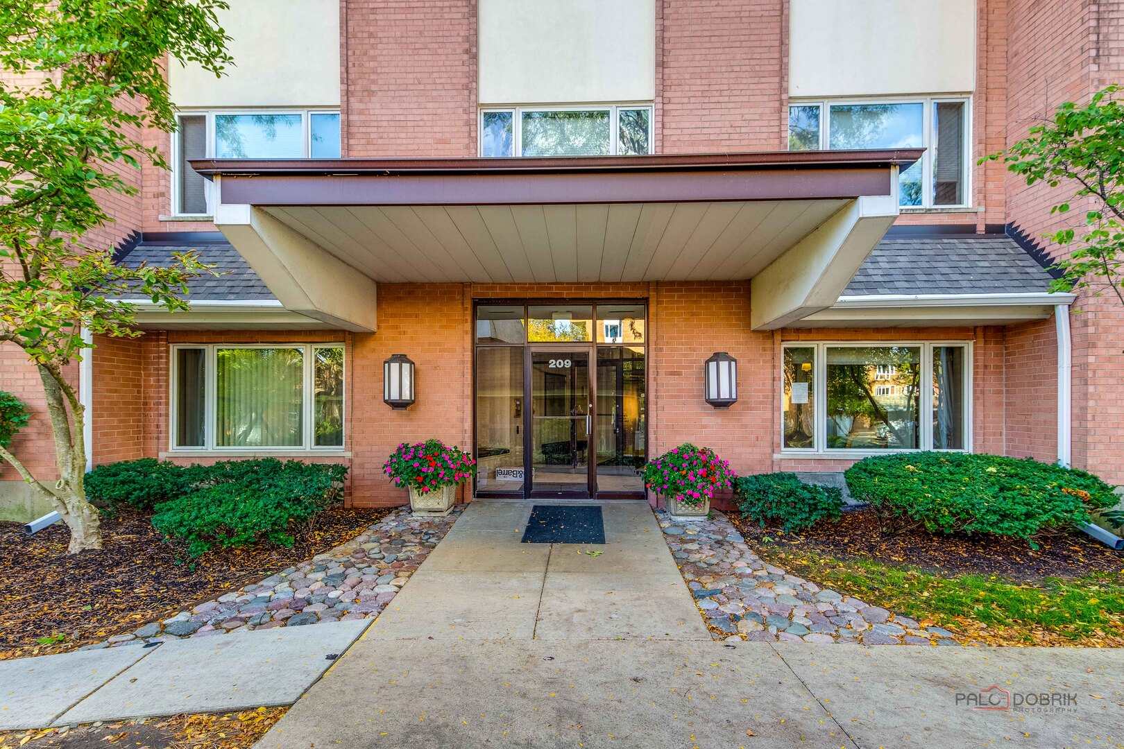 209 Rivershire Lane, Unit 203 Lincolnshire, IL 60069 - Photo 2 of 50 a front view of a house with garden