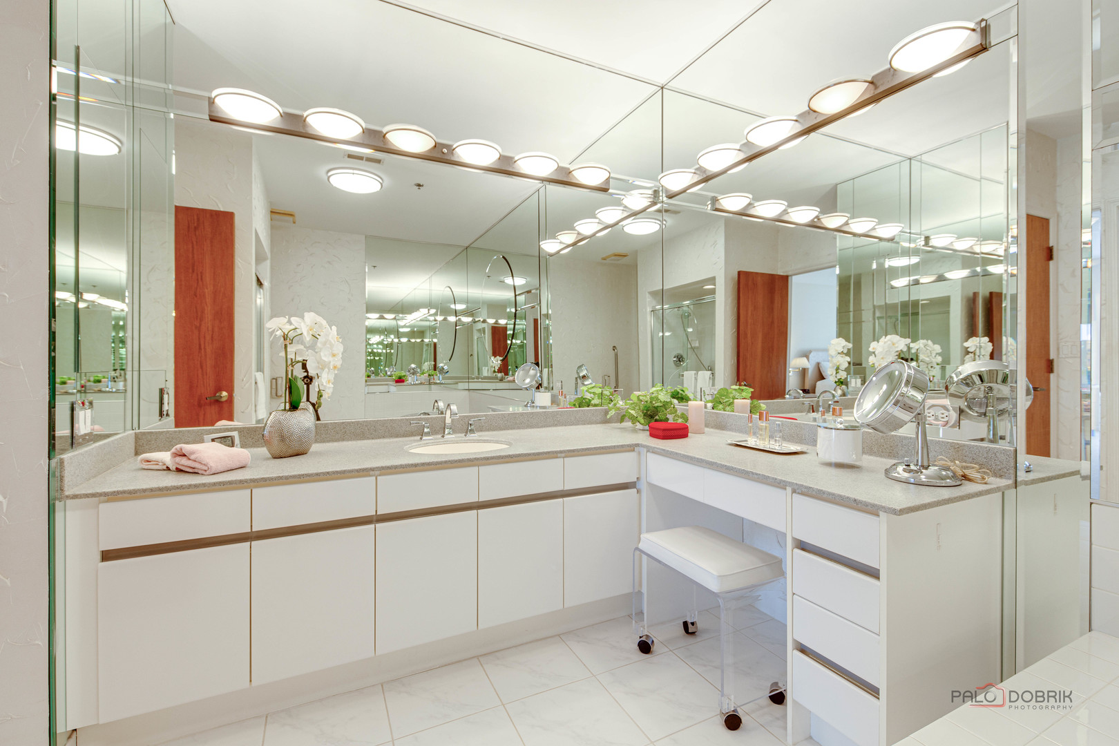 209 Rivershire Lane, Unit 203 Lincolnshire, IL 60069 - Photo 32 of 50 a bathroom with a sink vanity and mirror