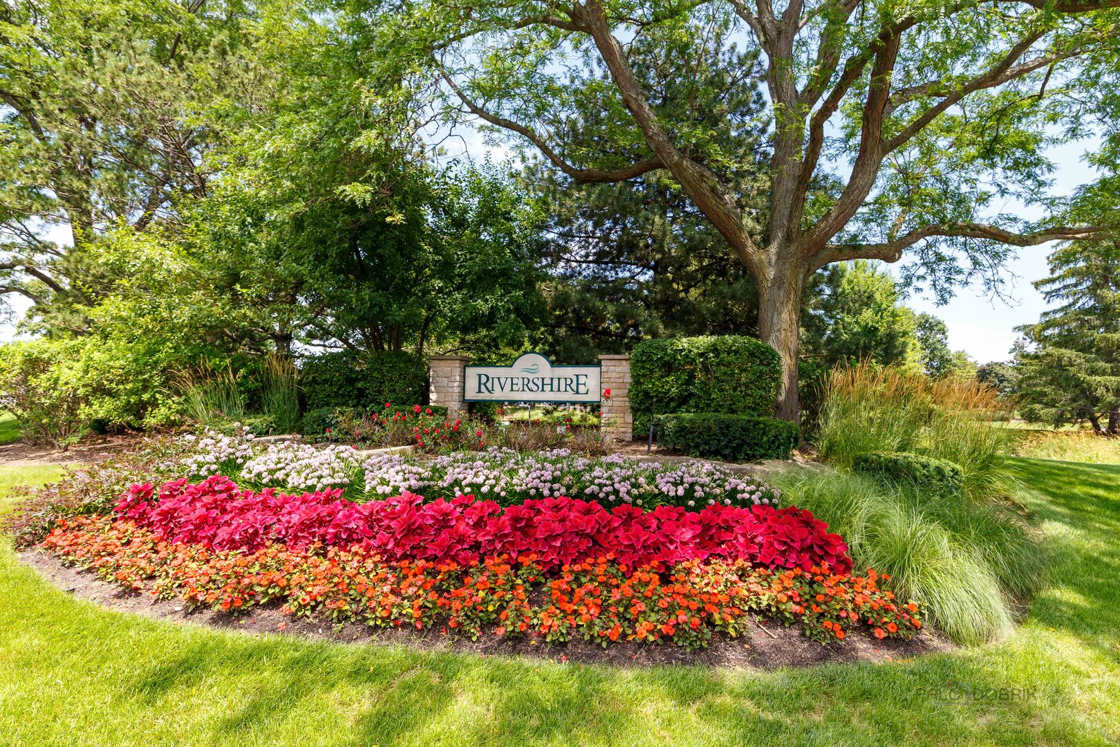 209 Rivershire Lane, Unit 203 Lincolnshire, IL 60069 - Photo 38 of 50 a view of a yard with flowers and tree