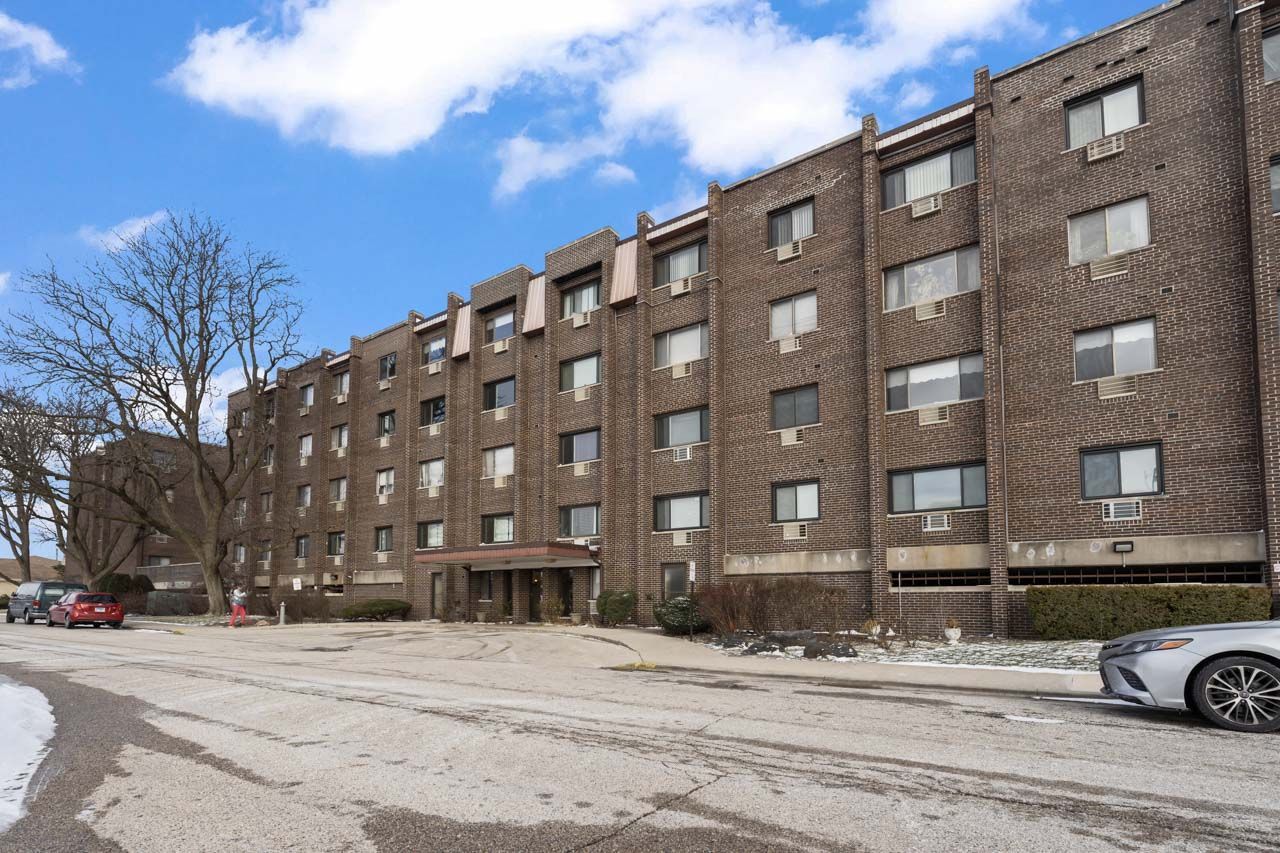4623 North Chester Avenue, Unit 206 Chicago, IL 60656 - Photo 19 of 19 a front view of a building