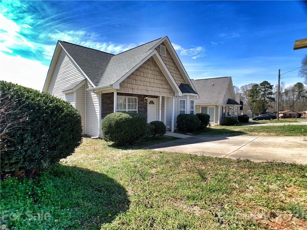 1524 Capps Hill Mine Road Charlotte, NC 28216 - Photo 1 of 32 a front view of a house with a yard