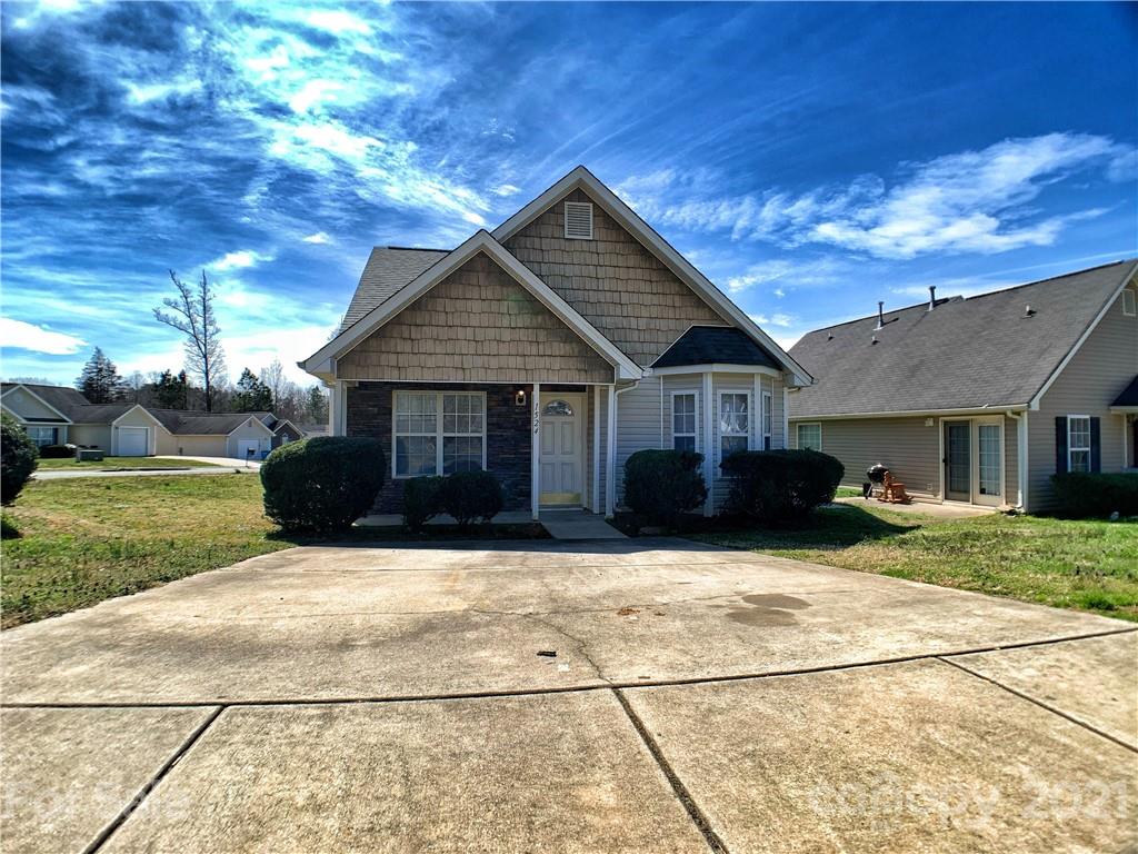 1524 Capps Hill Mine Road Charlotte, NC 28216 - Photo 2 of 32 a front view of a house with a yard