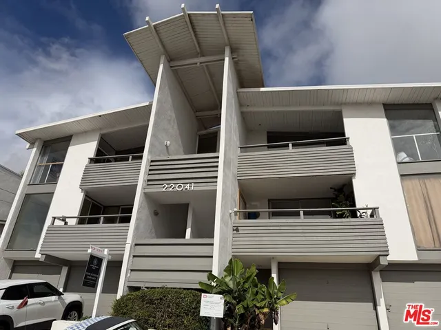 a view of entryway and kitchen
