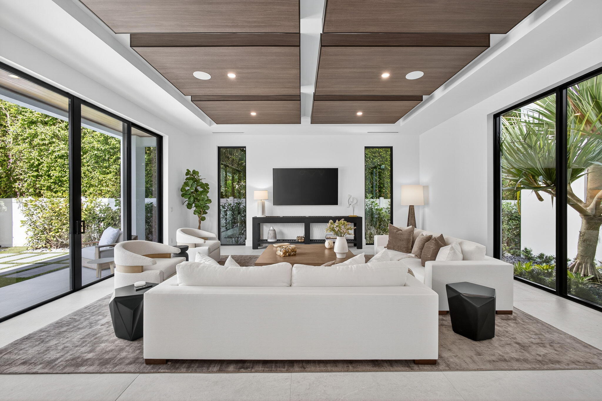 123 Murray Road West Palm Beach, FL 33405 - Photo 7 of 62 Living room
