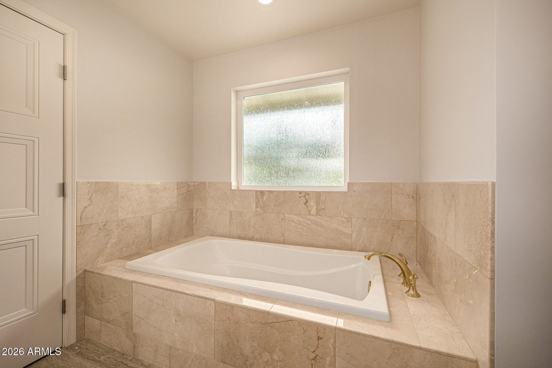 4010 East Coolidge Street Phoenix, AZ 85018 - Photo 41 of 82 a bath tub sitting next to a window
