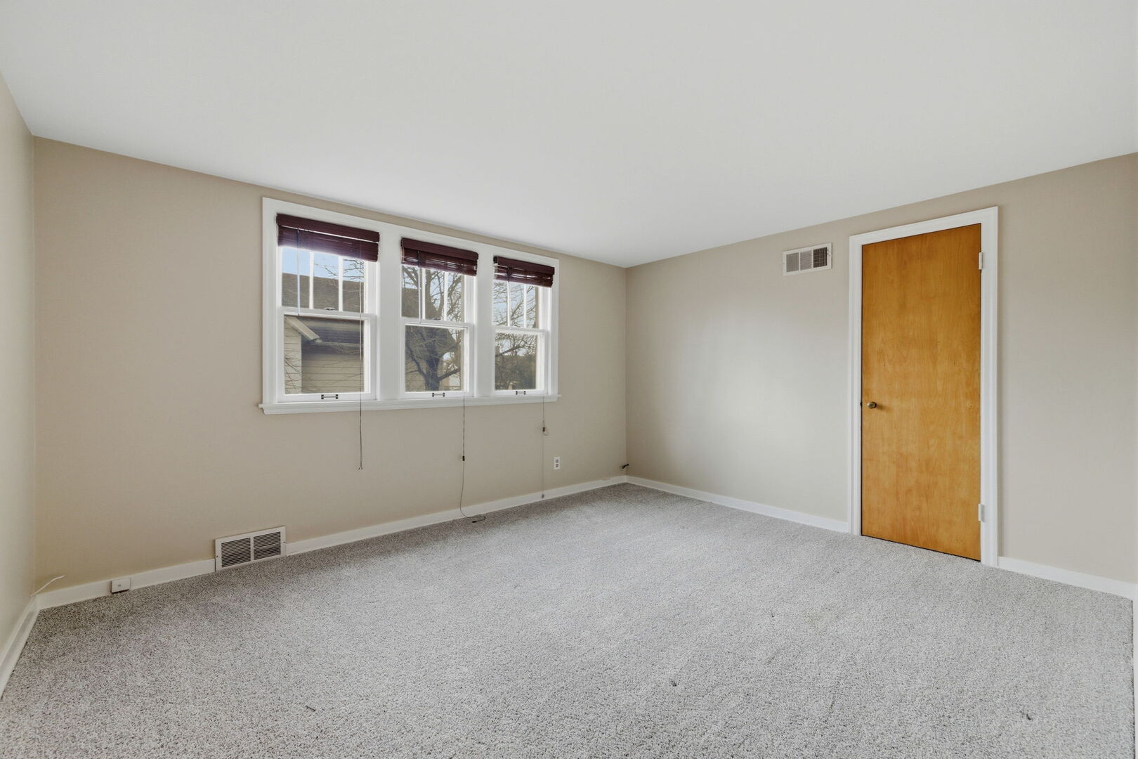 111 Oak Street Frankfort, IL 60423 - Photo 19 of 36 a view of an empty room with a window