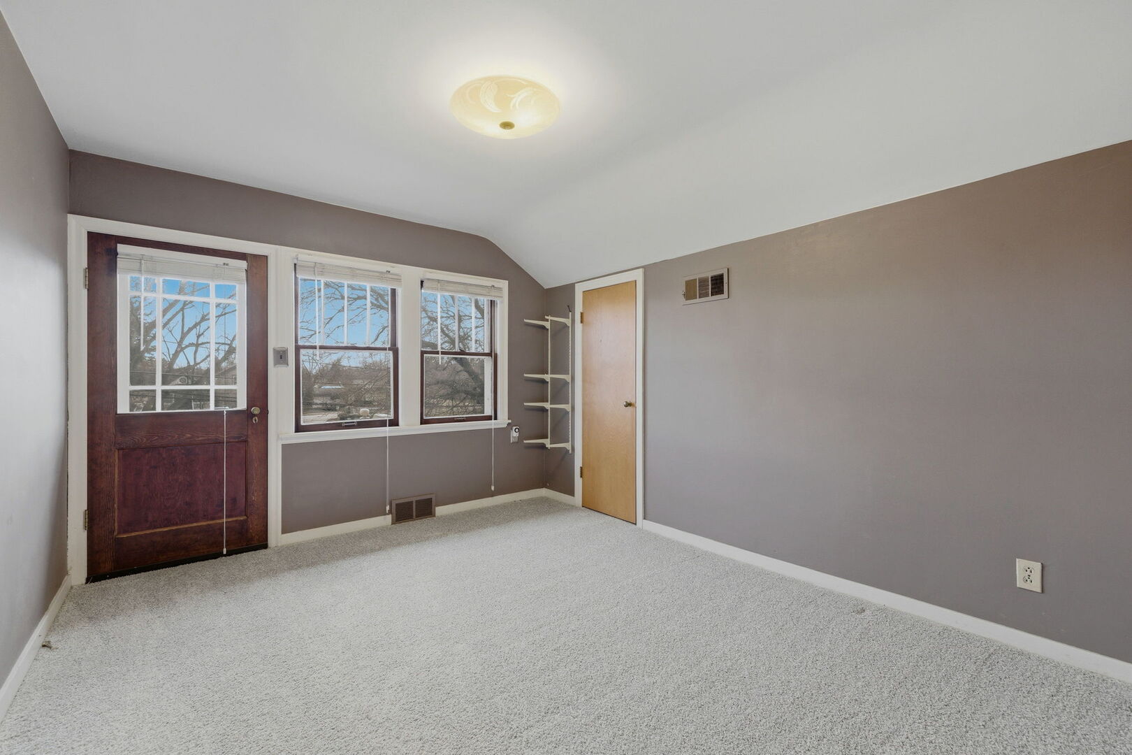 111 Oak Street Frankfort, IL 60423 - Photo 21 of 36 an empty room with windows