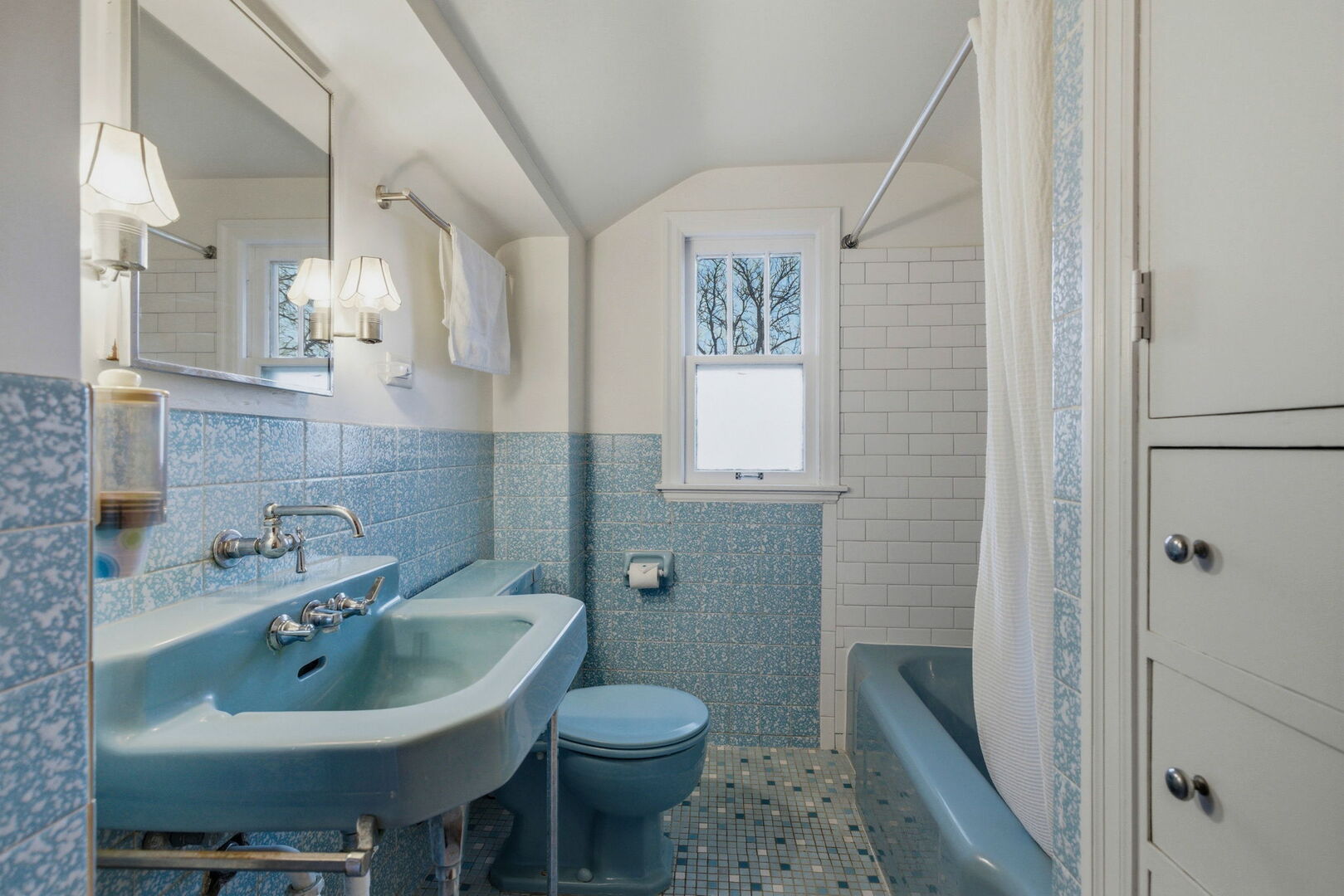 111 Oak Street Frankfort, IL 60423 - Photo 23 of 36 a bathroom with a sink a toilet and a mirror