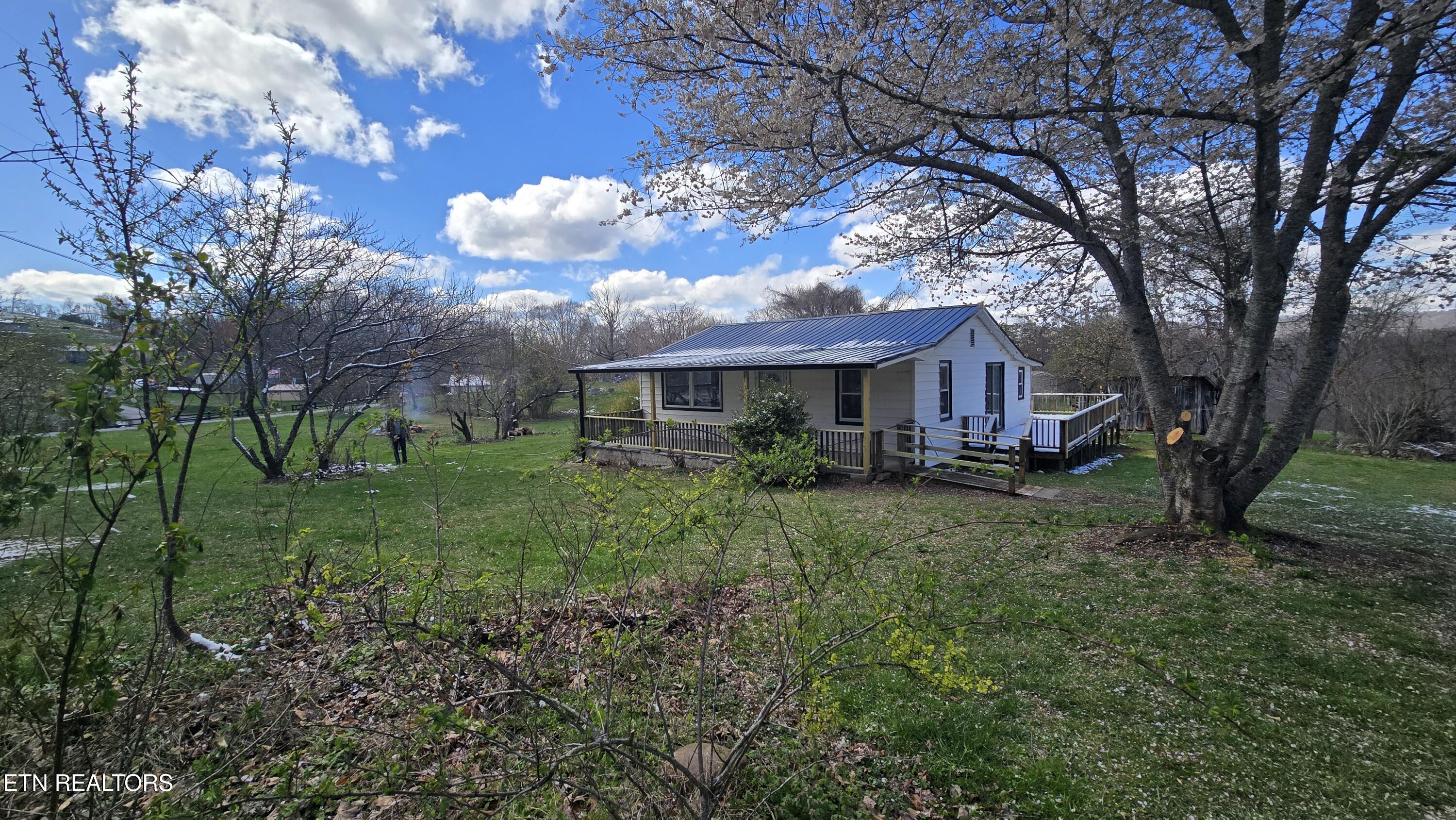320 Epperson Circle Tazewell, TN 37879 - Photo 2 of 14 Front