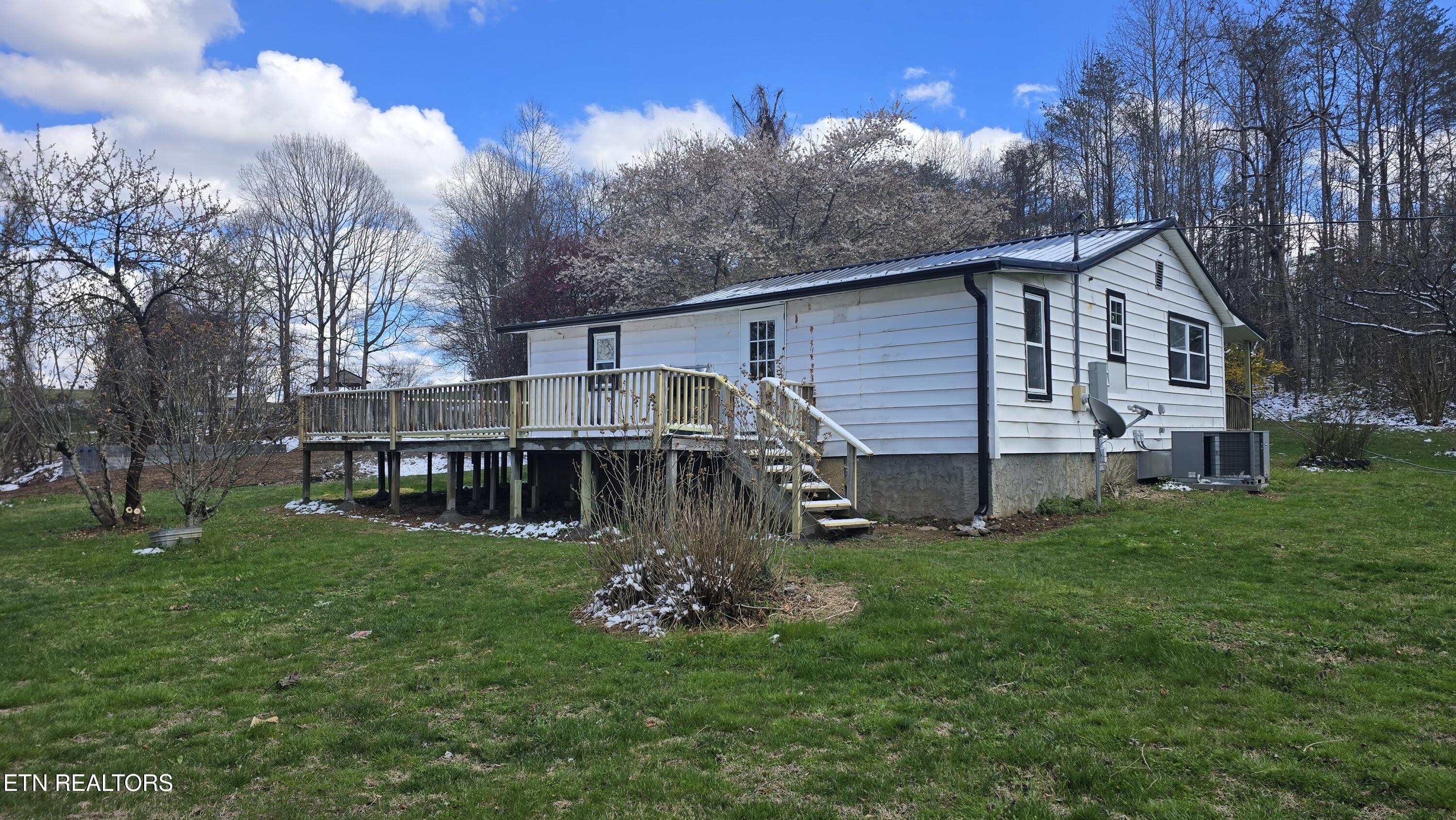 320 Epperson Circle Tazewell, TN 37879 - Photo 3 of 14 Back Deck