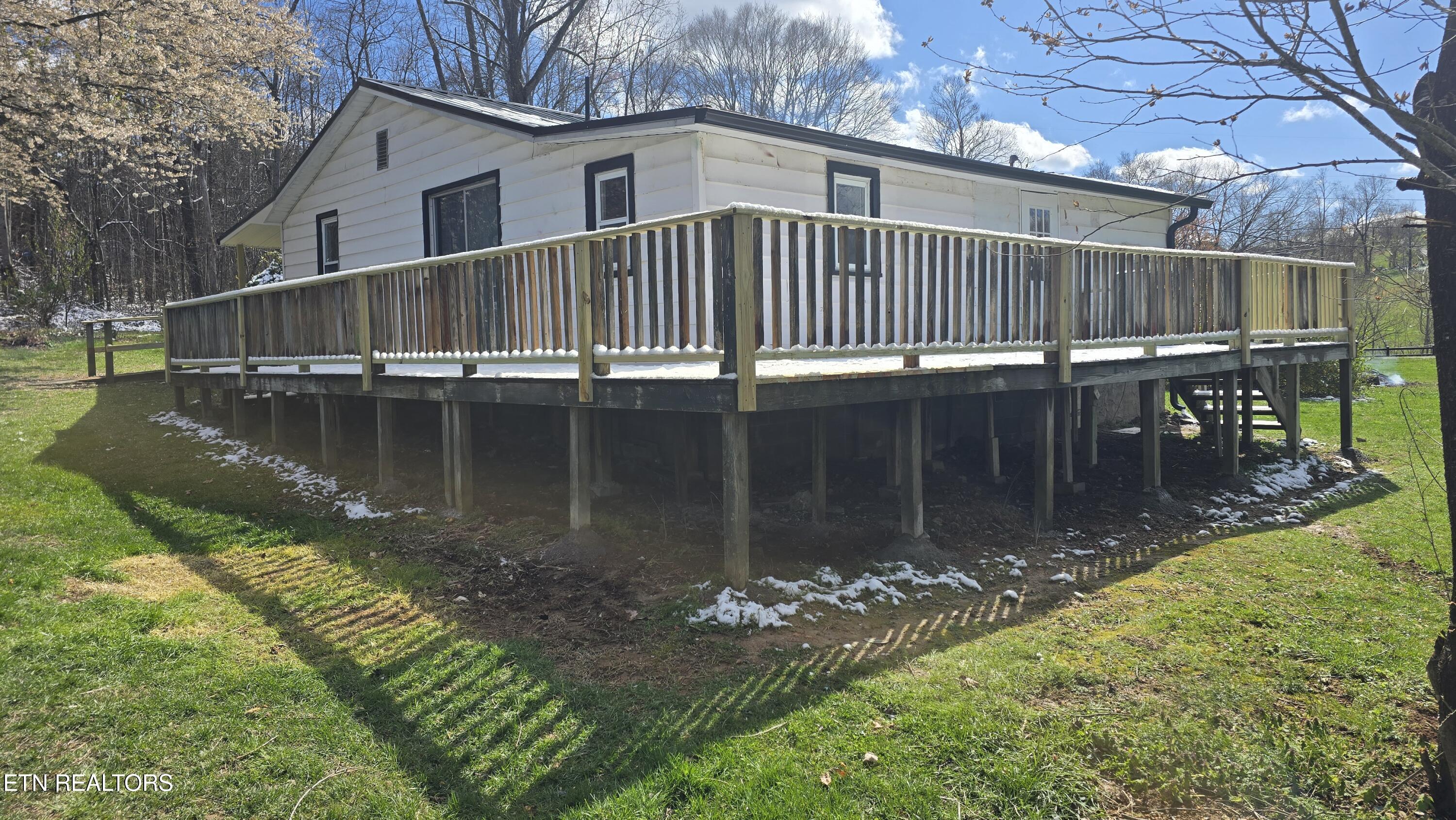 320 Epperson Circle Tazewell, TN 37879 - Photo 4 of 14 Back Deck
