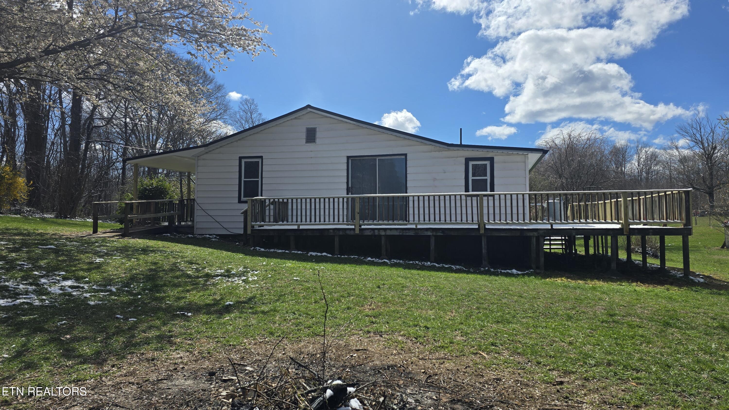 320 Epperson Circle Tazewell, TN 37879 - Photo 5 of 14 Side View
