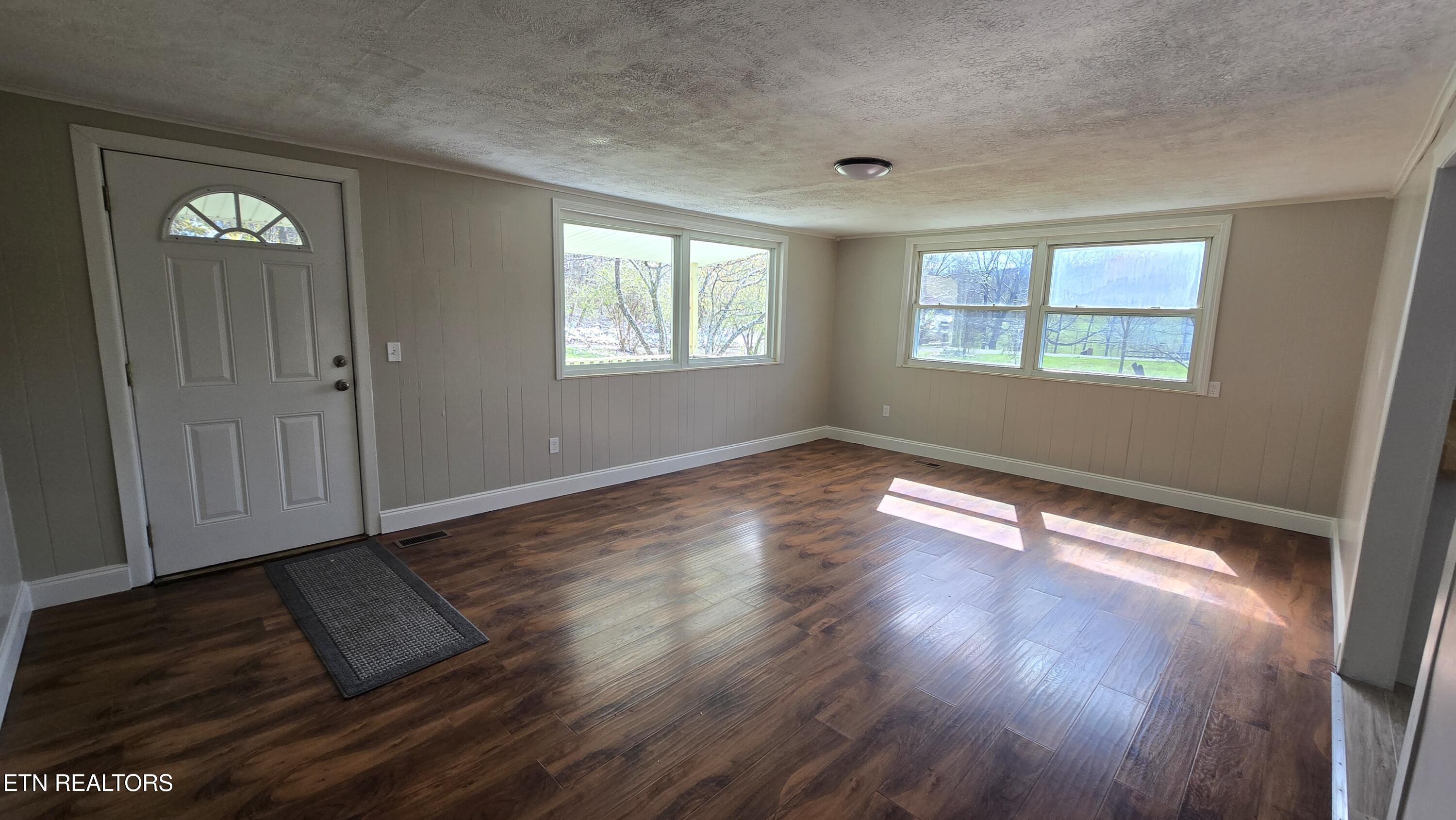 320 Epperson Circle Tazewell, TN 37879 - Photo 7 of 14 Front Room