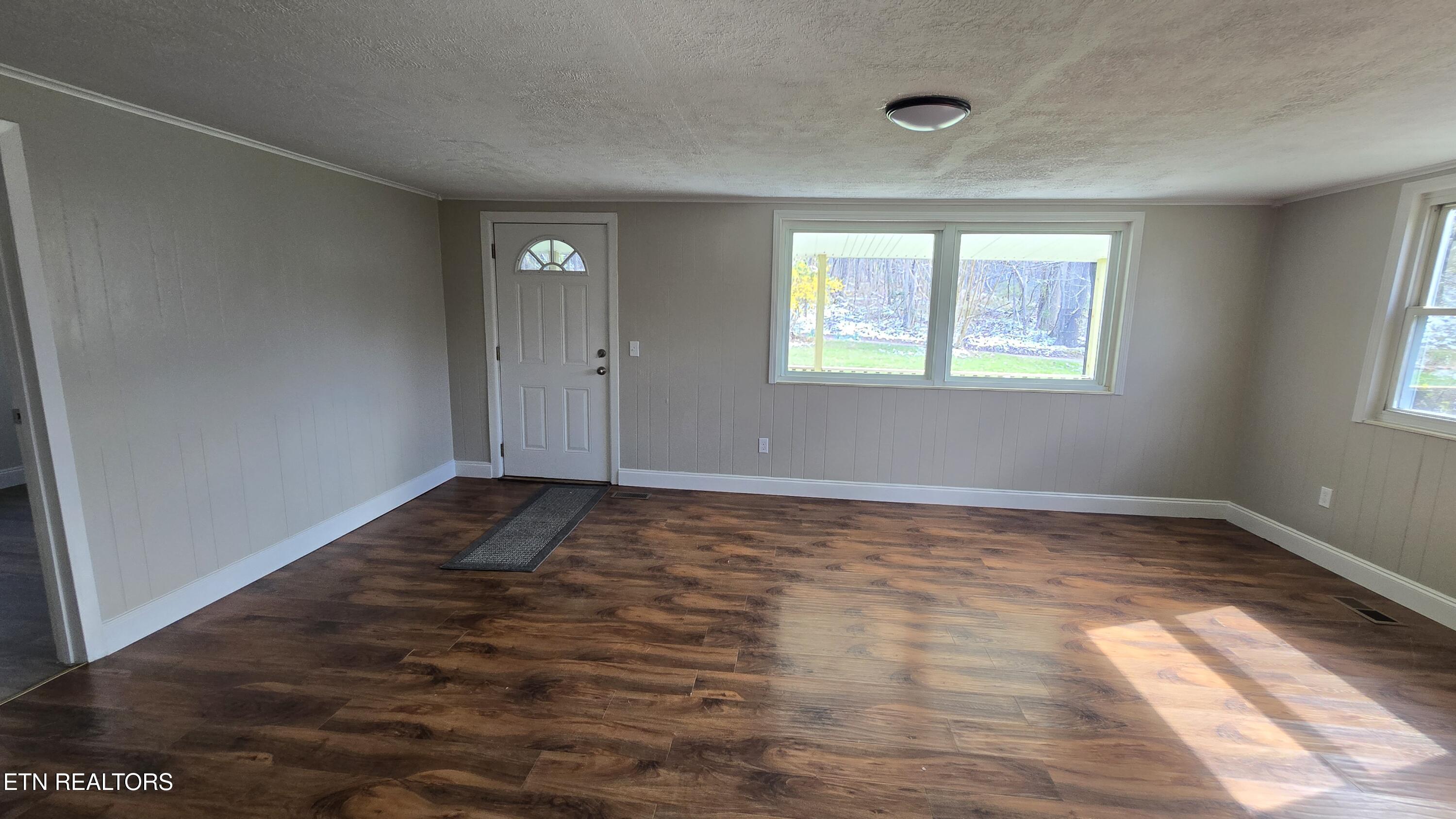 320 Epperson Circle Tazewell, TN 37879 - Photo 8 of 14 Front Room