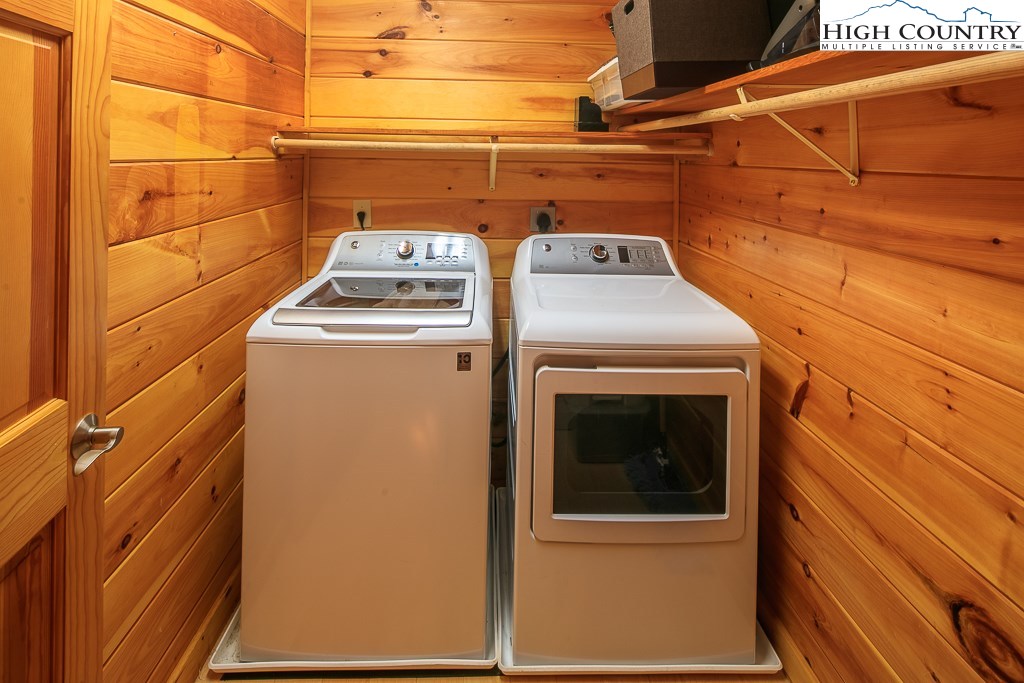 204 Pinnacle Ridge Road Beech Mountain, NC 28604 - Photo 21 of 50 a utility room with dryer and washer
