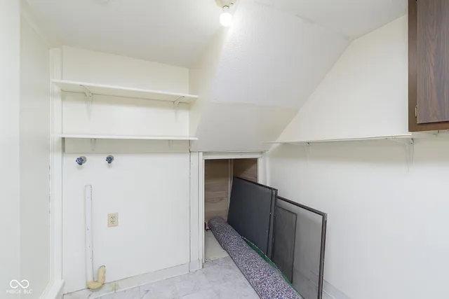 $1,350 | 114 Greenwood Trail N Drive, Greenwood, IN 46142