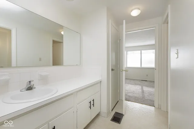 $1,350 | 114 Greenwood Trail N Drive, Greenwood, IN 46142